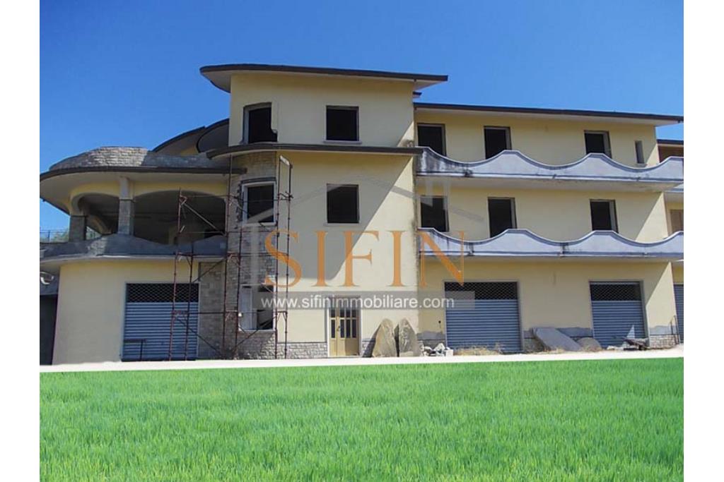 Villa con Giardino - Melito irpino, proponiamo in vendita villa di mq. 900,00 ca. con mq. 2000,00 di giardino, ubicata nell'immediata periferia, in contesto residenziale e panoramico