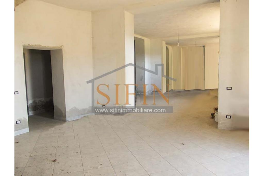 Villa con Giardino - Melito irpino, proponiamo in vendita villa di mq. 900,00 ca. con mq. 2000,00 di giardino, ubicata nell'immediata periferia, in contesto residenziale e panoramico