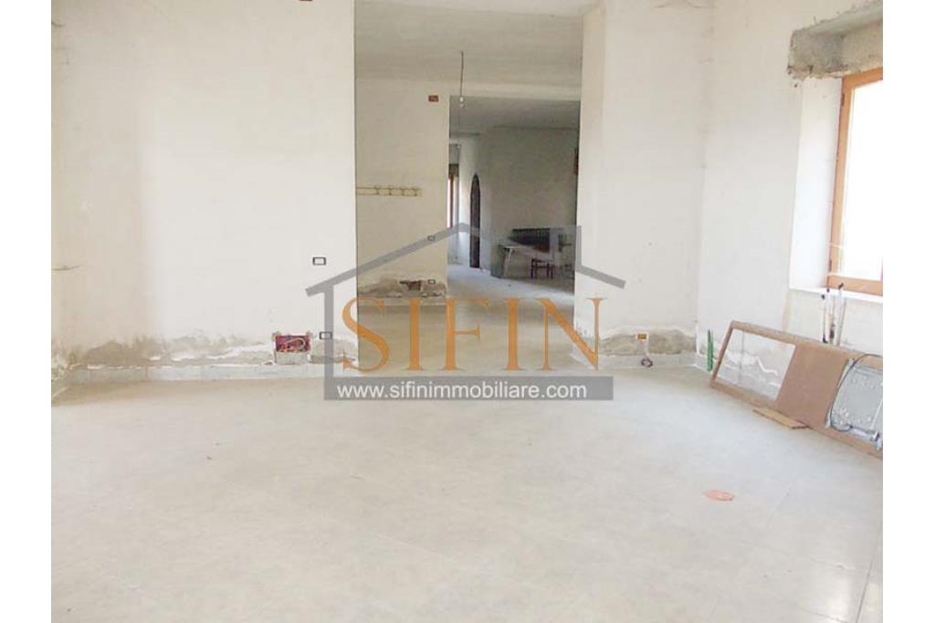 Villa con Giardino - Melito irpino, proponiamo in vendita villa di mq. 900,00 ca. con mq. 2000,00 di giardino, ubicata nell'immediata periferia, in contesto residenziale e panoramico