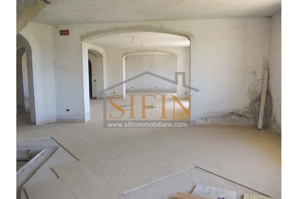 Villa con Giardino - Melito irpino, proponiamo in vendita villa di mq. 900,00 ca. con mq. 2000,00 di giardino, ubicata nell'immediata periferia, in contesto residenziale e panoramico