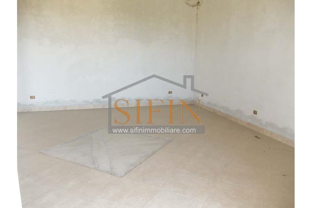 Villa con Giardino - Melito irpino, proponiamo in vendita villa di mq. 900,00 ca. con mq. 2000,00 di giardino, ubicata nell'immediata periferia, in contesto residenziale e panoramico