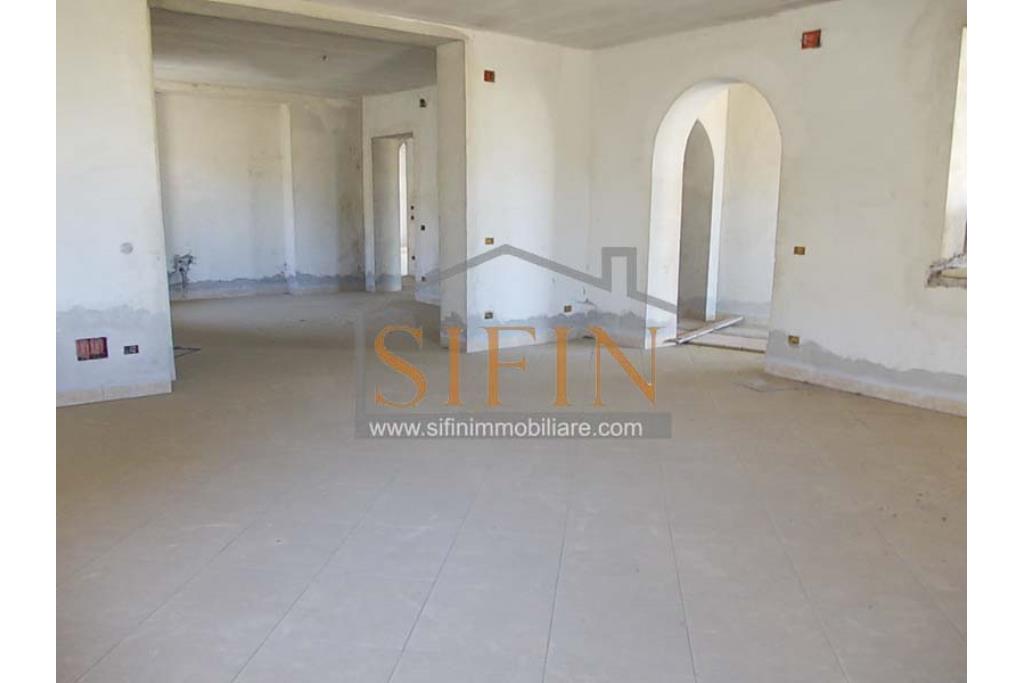 Villa con Giardino - Melito irpino, proponiamo in vendita villa di mq. 900,00 ca. con mq. 2000,00 di giardino, ubicata nell'immediata periferia, in contesto residenziale e panoramico