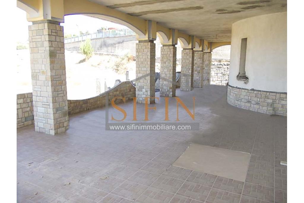 Villa con Giardino - Melito irpino, proponiamo in vendita villa di mq. 900,00 ca. con mq. 2000,00 di giardino, ubicata nell'immediata periferia, in contesto residenziale e panoramico