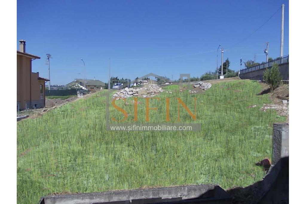 Villa con Giardino - Melito irpino, proponiamo in vendita villa di mq. 900,00 ca. con mq. 2000,00 di giardino, ubicata nell'immediata periferia, in contesto residenziale e panoramico
