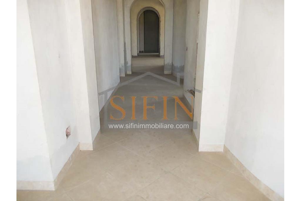 Villa con Giardino - Melito irpino, proponiamo in vendita villa di mq. 900,00 ca. con mq. 2000,00 di giardino, ubicata nell'immediata periferia, in contesto residenziale e panoramico