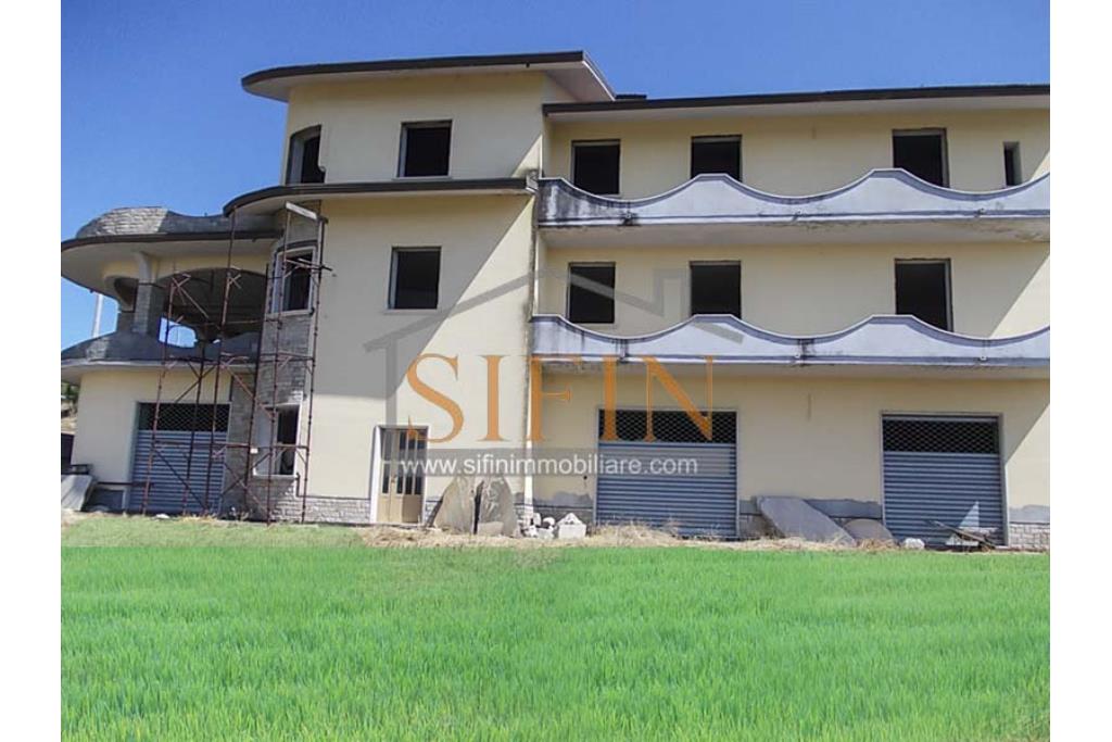 Villa con Giardino - Melito irpino, proponiamo in vendita villa di mq. 900,00 ca. con mq. 2000,00 di giardino, ubicata nell'immediata periferia, in contesto residenziale e panoramico