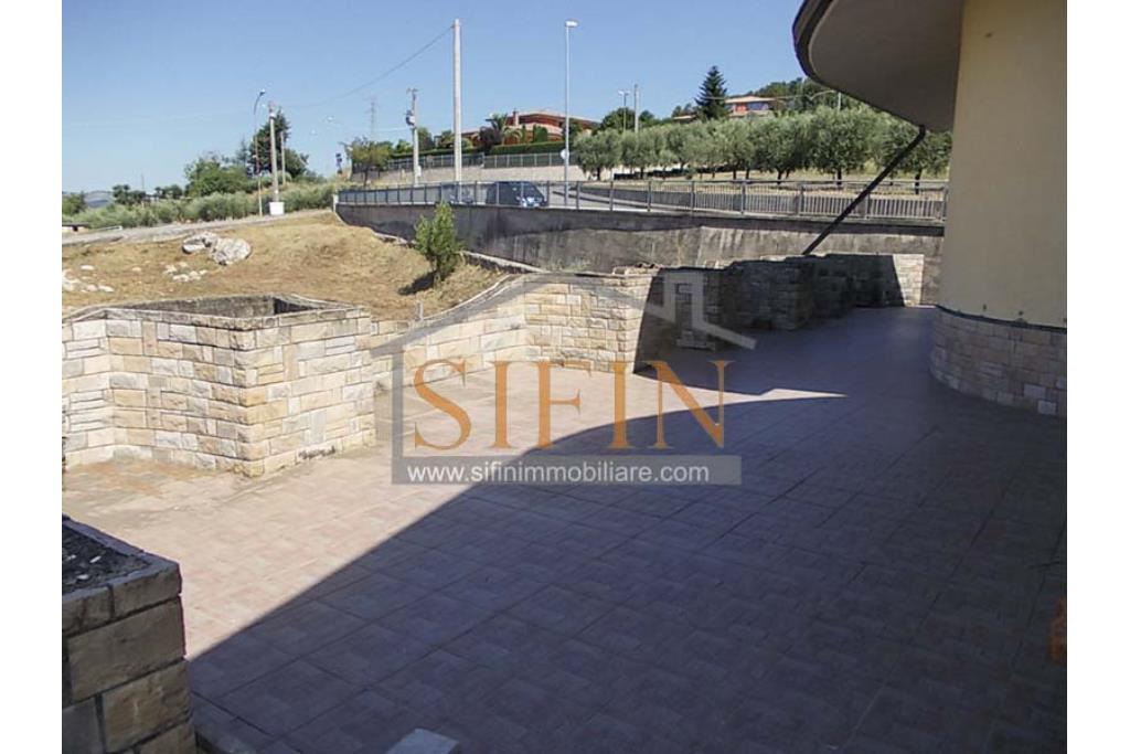 Villa con Giardino - Melito irpino, proponiamo in vendita villa di mq. 900,00 ca. con mq. 2000,00 di giardino, ubicata nell'immediata periferia, in contesto residenziale e panoramico