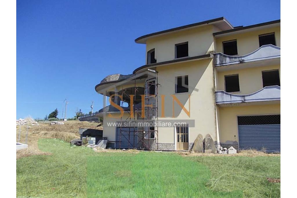 Villa con Giardino - Melito irpino, proponiamo in vendita villa di mq. 900,00 ca. con mq. 2000,00 di giardino, ubicata nell'immediata periferia, in contesto residenziale e panoramico