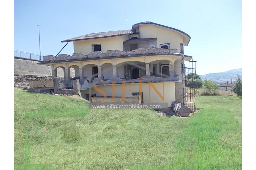 Villa con Giardino - Melito irpino, proponiamo in vendita villa di mq. 900,00 ca. con mq. 2000,00 di giardino, ubicata nell'immediata periferia, in contesto residenziale e panoramico