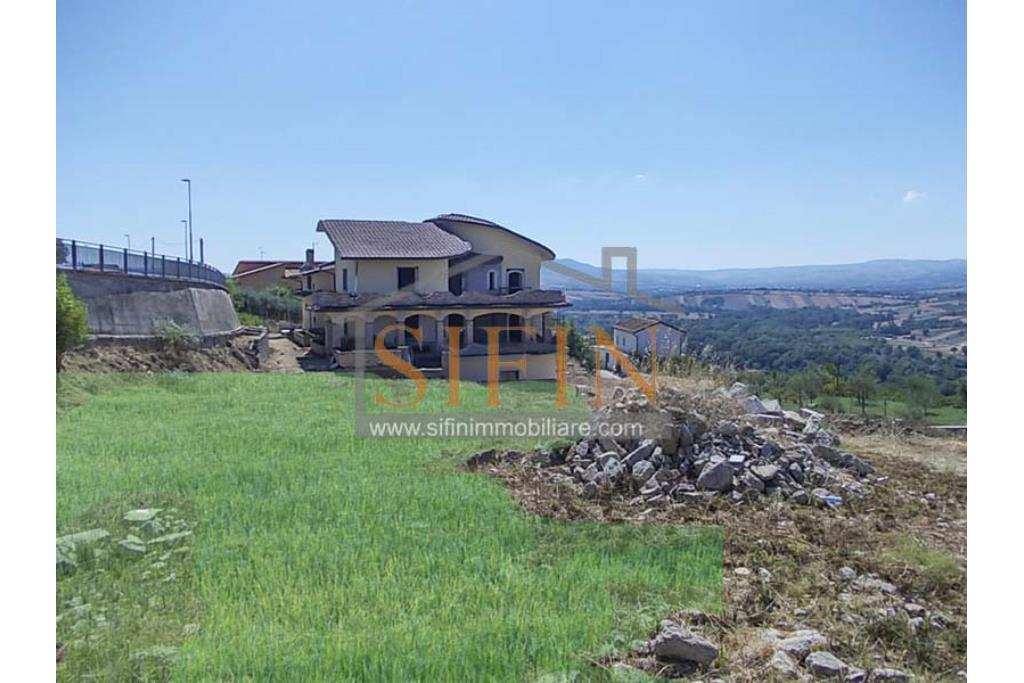 Villa con Giardino - Melito irpino, proponiamo in vendita villa di mq. 900,00 ca. con mq. 2000,00 di giardino, ubicata nell'immediata periferia, in contesto residenziale e panoramico