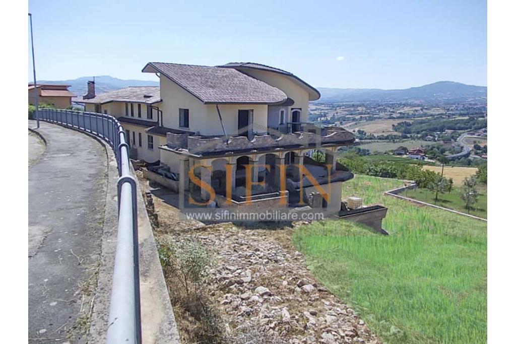 Villa con Giardino - Melito irpino, proponiamo in vendita villa di mq. 900,00 ca. con mq. 2000,00 di giardino, ubicata nell'immediata periferia, in contesto residenziale e panoramico