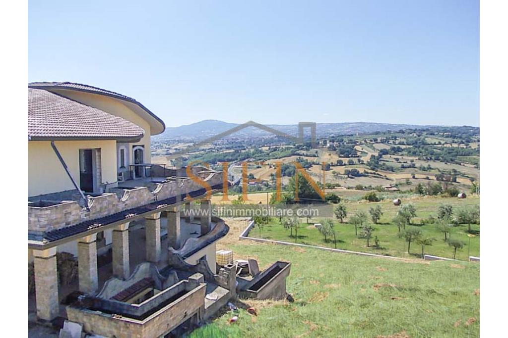 Villa con Giardino - Melito irpino, proponiamo in vendita villa di mq. 900,00 ca. con mq. 2000,00 di giardino, ubicata nell'immediata periferia, in contesto residenziale e panoramico