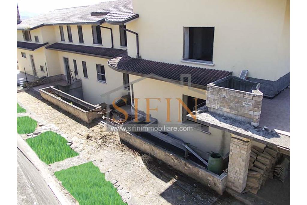 Villa con Giardino - Melito irpino, proponiamo in vendita villa di mq. 900,00 ca. con mq. 2000,00 di giardino, ubicata nell'immediata periferia, in contesto residenziale e panoramico