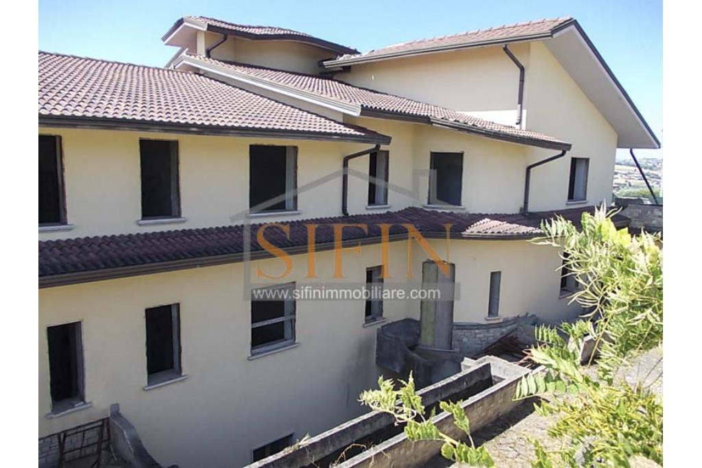 Villa con Giardino - Melito irpino, proponiamo in vendita villa di mq. 900,00 ca. con mq. 2000,00 di giardino, ubicata nell'immediata periferia, in contesto residenziale e panoramico