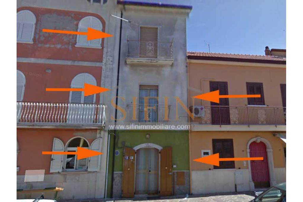 Casa Indipendente - Sant'Angelo all'Esca sulla centralissima via Umberto I, in prossimit della chiesa di S. Rocco, proponiamo in vendita palazzina su tre livelli