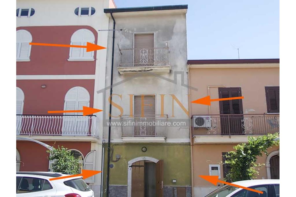 Casa Indipendente - Sant'Angelo all'Esca sulla centralissima via Umberto I, in prossimit della chiesa di S. Rocco, proponiamo in vendita palazzina su tre livelli