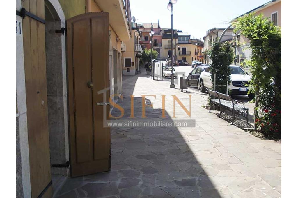 Casa Indipendente - Sant'Angelo all'Esca sulla centralissima via Umberto I, in prossimit della chiesa di S. Rocco, proponiamo in vendita palazzina su tre livelli