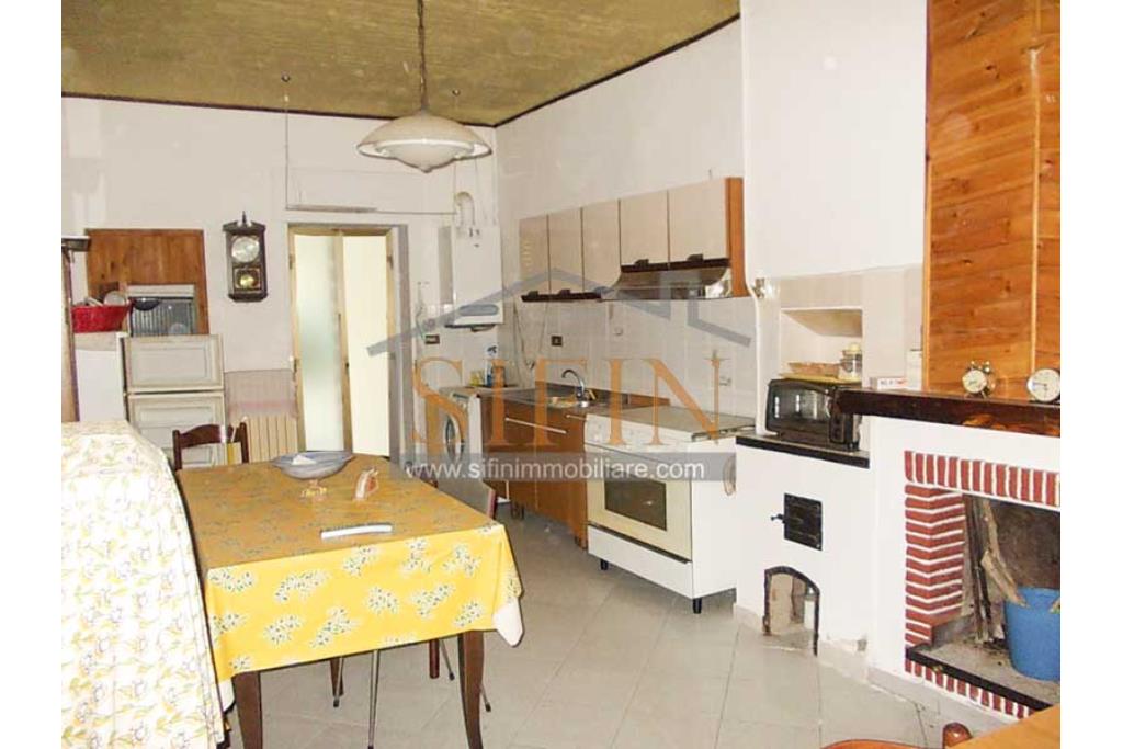 Casa Indipendente - Sant'Angelo all'Esca sulla centralissima via Umberto I, in prossimit della chiesa di S. Rocco, proponiamo in vendita palazzina su tre livelli