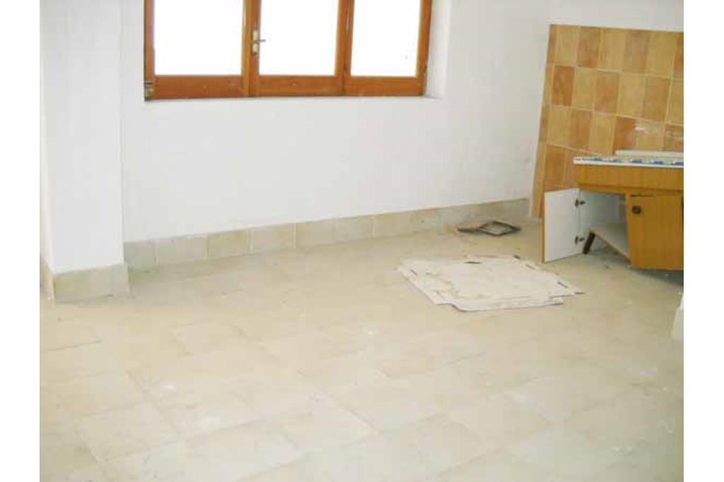Appartamento con terrazzo - Bonito, sulla centralissima via Roma, proponiamo in vendita appartamento e mansarda posti rispettivamente al secondo e terzo piano per un totale di mq. 130,00