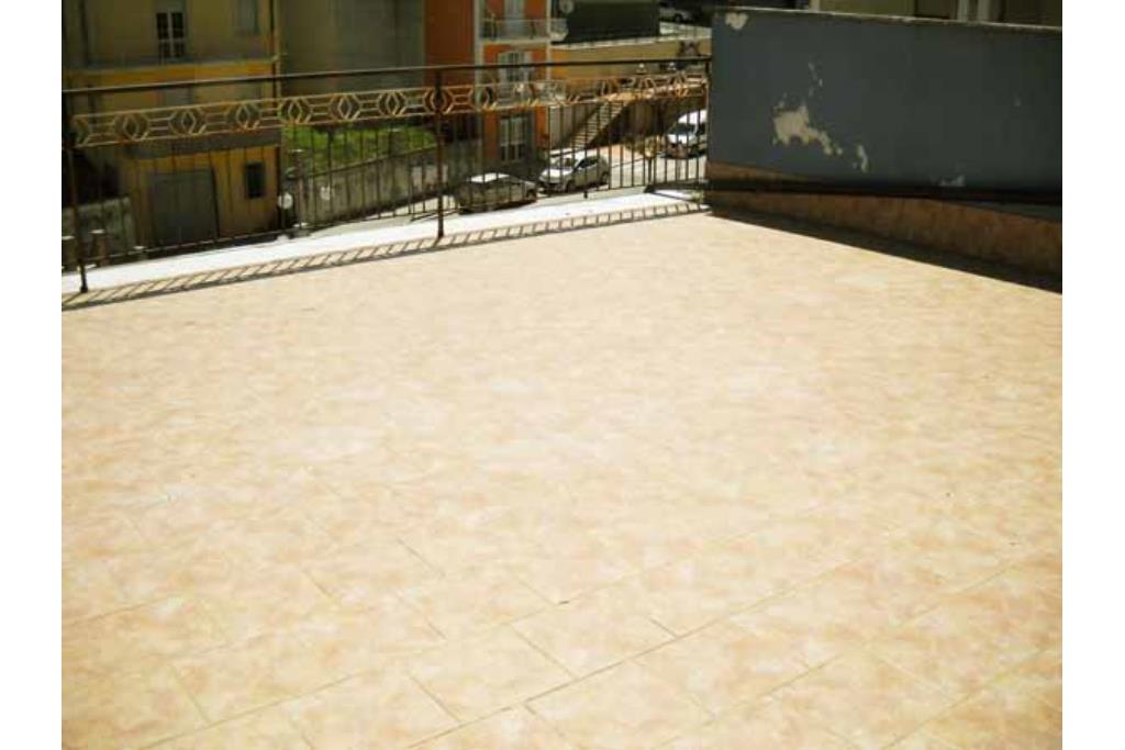Appartamento con terrazzo - Bonito, sulla centralissima via Roma, proponiamo in vendita appartamento e mansarda posti rispettivamente al secondo e terzo piano per un totale di mq. 130,00
