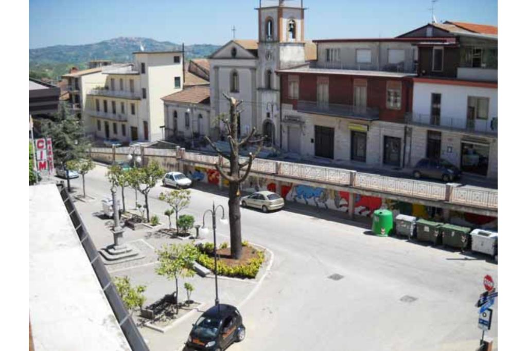 Appartamento con terrazzo - Bonito, sulla centralissima via Roma, proponiamo in vendita appartamento e mansarda posti rispettivamente al secondo e terzo piano per un totale di mq. 130,00