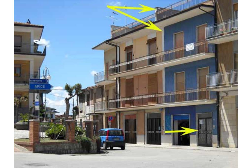Appartamento con terrazzo - Bonito, sulla centralissima via Roma, proponiamo in vendita appartamento e mansarda posti rispettivamente al secondo e terzo piano per un totale di mq. 130,00