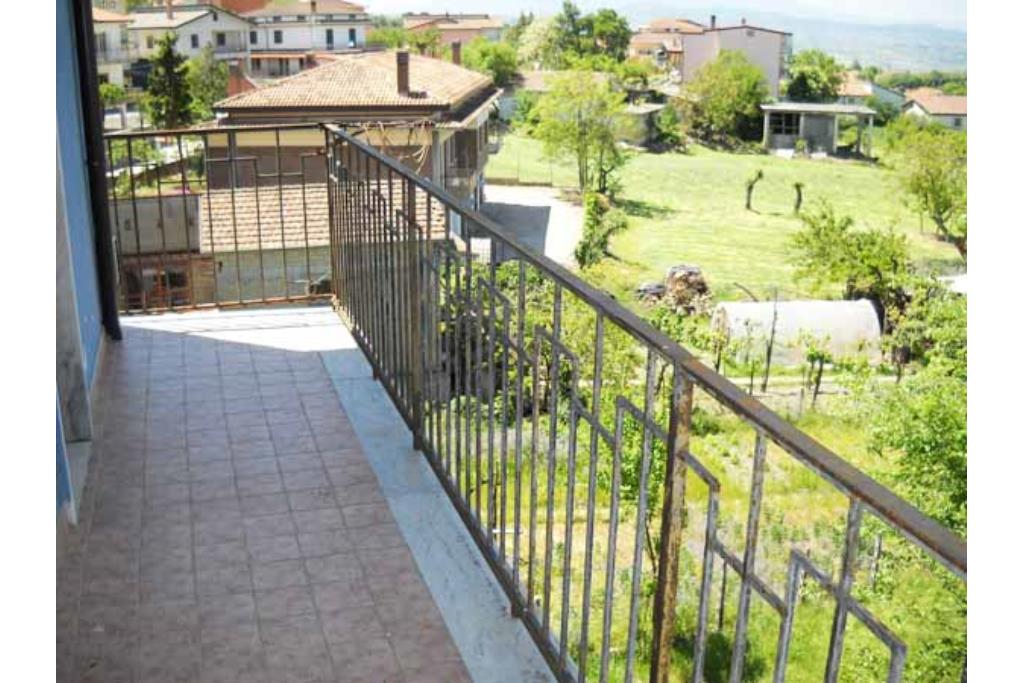 Appartamento con terrazzo - Bonito, sulla centralissima via Roma, proponiamo in vendita appartamento e mansarda posti rispettivamente al secondo e terzo piano per un totale di mq. 130,00