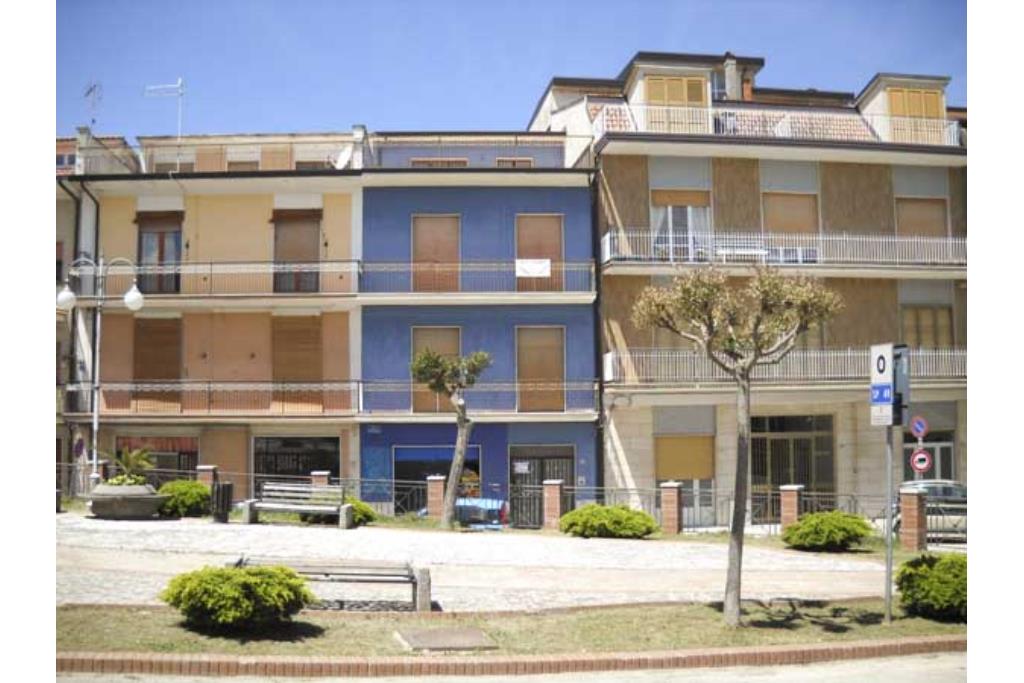 Appartamento con terrazzo - Bonito, sulla centralissima via Roma, proponiamo in vendita appartamento e mansarda posti rispettivamente al secondo e terzo piano per un totale di mq. 130,00