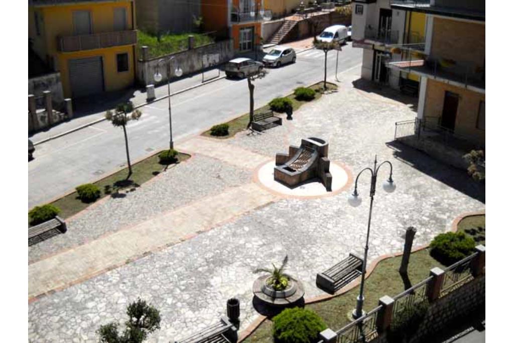 Appartamento con terrazzo - Bonito, sulla centralissima via Roma, proponiamo in vendita appartamento e mansarda posti rispettivamente al secondo e terzo piano per un totale di mq. 130,00