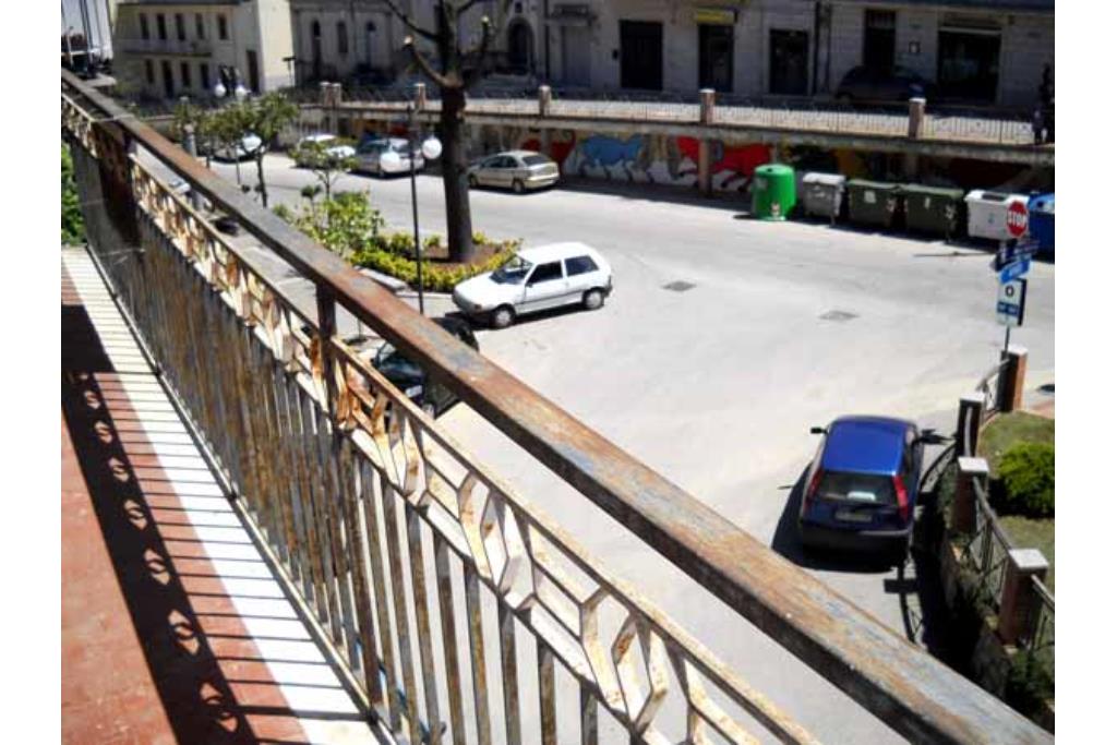 Appartamento con terrazzo - Bonito, sulla centralissima via Roma, proponiamo in vendita appartamento e mansarda posti rispettivamente al secondo e terzo piano per un totale di mq. 130,00