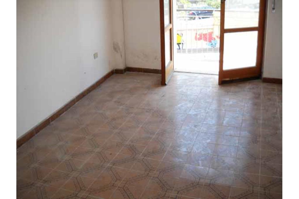 Appartamento con terrazzo - Bonito, sulla centralissima via Roma, proponiamo in vendita appartamento e mansarda posti rispettivamente al secondo e terzo piano per un totale di mq. 130,00