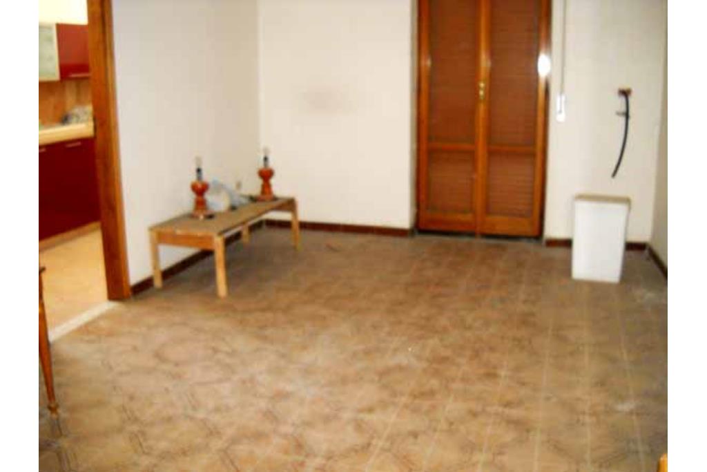 Appartamento con terrazzo - Bonito, sulla centralissima via Roma, proponiamo in vendita appartamento e mansarda posti rispettivamente al secondo e terzo piano per un totale di mq. 130,00