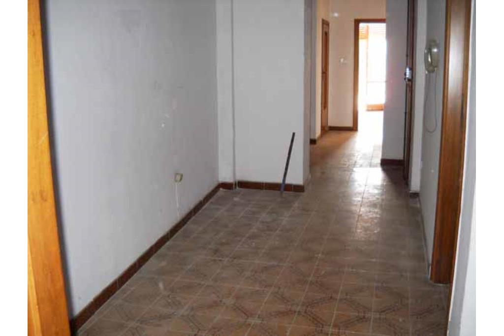 Appartamento con terrazzo - Bonito, sulla centralissima via Roma, proponiamo in vendita appartamento e mansarda posti rispettivamente al secondo e terzo piano per un totale di mq. 130,00