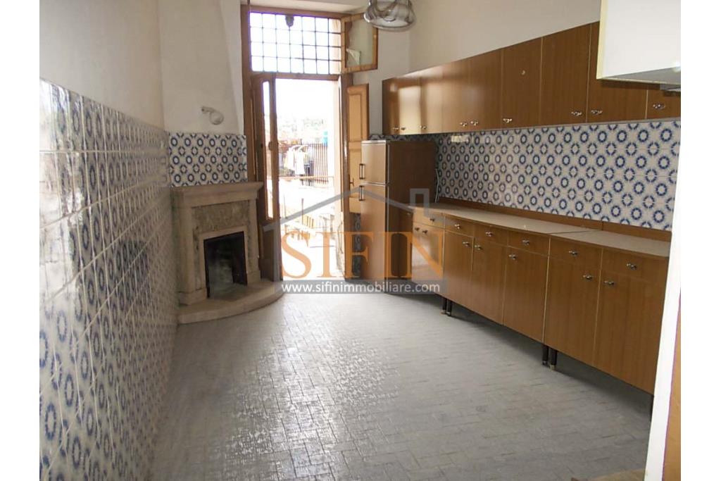 Casa singola  - Mirabella Eclano, sulla centralissima Via Roma, proponiamo in vendita terratetto su 4 livelli per un totale complessivo di mq. 130,00