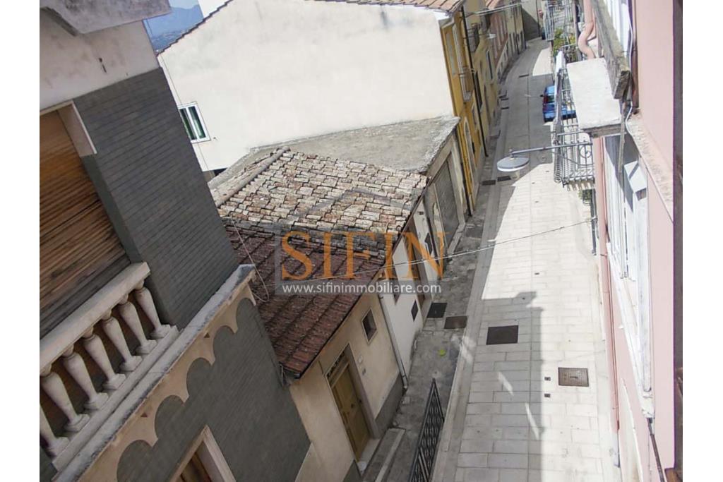 Appartamento Centro Storico - Fontanarosa (AV) nel pieno centro storico, via Bianchi, proponiamo in vendita appartamento di mq. 120,00 ca. ubicato al secondo piano di piccola palazzina