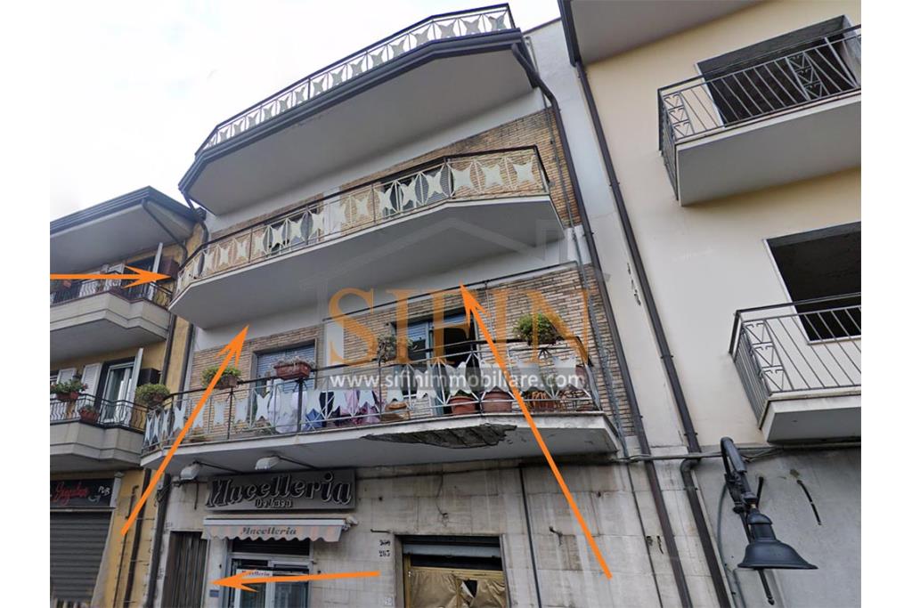 Appartamento  - Grattaminarda (AV) su corso Vittorio Veneto, a pochi passi dalla piazza, in piccolo condominio composto da soli due appartamenti, proponiamo in vendita appartamento di mq. 85,00 ca. con mq. 8,00 di balconi e mq. 60,00 di terrazzo panoramico