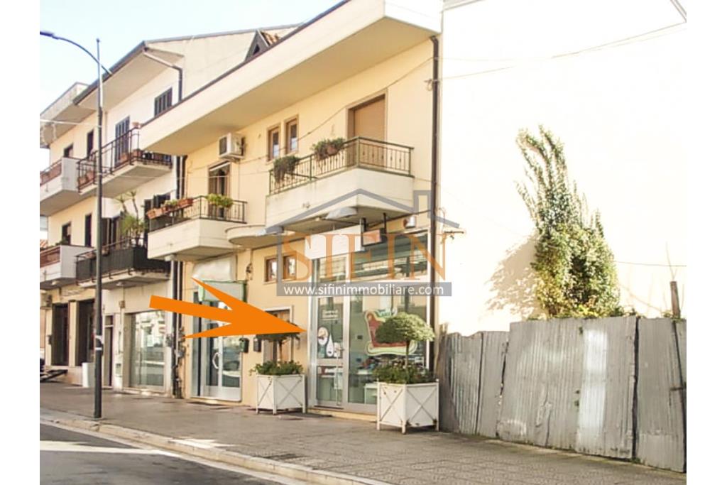 Locale Commerciale - Grottaminarda, Corso V. Veneto, proponiamo in locazione locale commerciale, con ampia vetrina