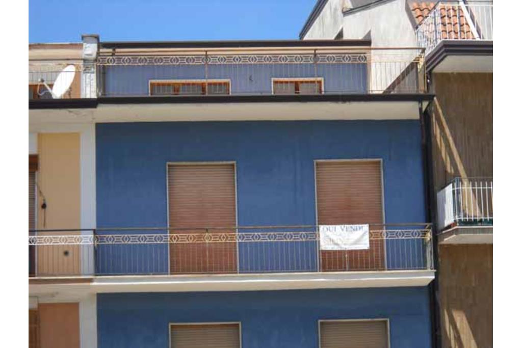 Appartamento con terrazzo - Bonito, sulla centralissima via Roma, proponiamo in vendita appartamento e mansarda posti rispettivamente al secondo e terzo piano per un totale di mq. 130,00