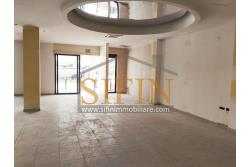 villa con locale commerciale - Grottaminarda via Fontanelle (S.S.91) proponiamo in vendita fabbricato di complessivi mq. 600,00 fornito di ascensore, che collega il piano terra con il piano primo, oltre a mq. 450,00 ca. di piazzale asfaltato