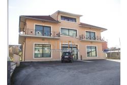 villa con locale commerciale - Grottaminarda via Fontanelle (S.S.91) proponiamo in vendita fabbricato di complessivi mq. 600,00 fornito di ascensore, che collega il piano terra con il piano primo, oltre a mq. 450,00 ca. di piazzale asfaltato