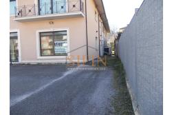 villa con locale commerciale - Grottaminarda via Fontanelle (S.S.91) proponiamo in vendita fabbricato di complessivi mq. 600,00 fornito di ascensore, che collega il piano terra con il piano primo, oltre a mq. 450,00 ca. di piazzale asfaltato