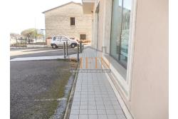villa con locale commerciale - Grottaminarda via Fontanelle (S.S.91) proponiamo in vendita fabbricato di complessivi mq. 600,00 fornito di ascensore, che collega il piano terra con il piano primo, oltre a mq. 450,00 ca. di piazzale asfaltato