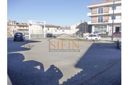villa con locale commerciale - Grottaminarda via Fontanelle (S.S.91) proponiamo in vendita fabbricato di complessivi mq. 600,00 fornito di ascensore, che collega il piano terra con il piano primo, oltre a mq. 450,00 ca. di piazzale asfaltato