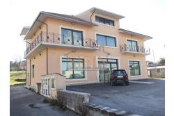 villa con locale commerciale - Grottaminarda via Fontanelle (S.S.91) proponiamo in vendita fabbricato di complessivi mq. 600,00 fornito di ascensore, che collega il piano terra con il piano primo, oltre a mq. 450,00 ca. di piazzale asfaltato