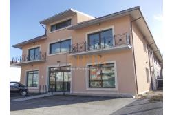 villa con locale commerciale - Grottaminarda via Fontanelle (S.S.91) proponiamo in vendita fabbricato di complessivi mq. 600,00 fornito di ascensore, che collega il piano terra con il piano primo, oltre a mq. 450,00 ca. di piazzale asfaltato