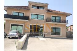 villa con locale commerciale - Grottaminarda via Fontanelle (S.S.91) proponiamo in vendita fabbricato di complessivi mq. 600,00 fornito di ascensore, che collega il piano terra con il piano primo, oltre a mq. 450,00 ca. di piazzale asfaltato