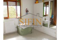 Appartamento con garage - Sturno (AV) via Raffaello, a soli 850 metri da piazza Municipio, proponiamo in vendita appartamento di complessi mq. 180,00 oltre balconi e box auto di mq. 15,00 ca.