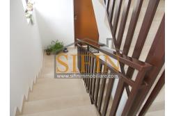 Appartamento con garage - Sturno (AV) via Raffaello, a soli 850 metri da piazza Municipio, proponiamo in vendita appartamento di complessi mq. 180,00 oltre balconi e box auto di mq. 15,00 ca.