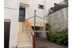 Appartamento con garage - Sturno (AV) via Raffaello, a soli 850 metri da piazza Municipio, proponiamo in vendita appartamento di complessi mq. 180,00 oltre balconi e box auto di mq. 15,00 ca.