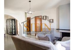 Appartamento con garage - Sturno (AV) via Raffaello, a soli 850 metri da piazza Municipio, proponiamo in vendita appartamento di complessi mq. 180,00 oltre balconi e box auto di mq. 15,00 ca.